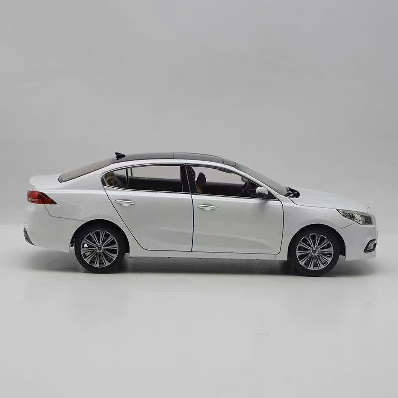 Kia K4 / Cachet Diecast Car Model 1:18 Scale (White or Silver)