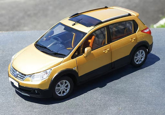 Nissan Venucia R50X SUV Diecast Car 1:18 (Starry Gold)