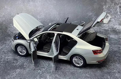 2020 Skoda New Superb Gold 1:18 Model Car